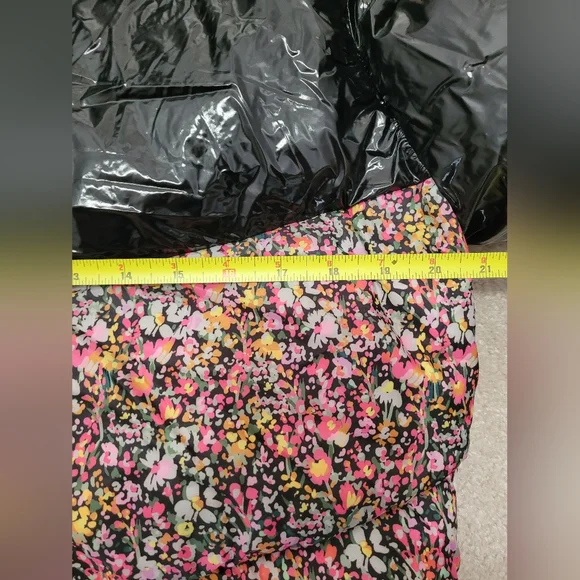 Steve MADDEN ♥︎ ARIANA Short Floral & Black Puffer Jacket With Chrome Zipper - Picture 9 of 9